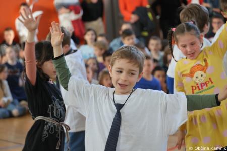 Otroci Osnovne šole Marije Vere so pozdravili pomlad in se spomnili knjižnih junakov (24)